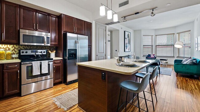 Cocina del apartamento Griffis Uptown con electrodomésticos de acero inoxidable. - Griffis Uptown
