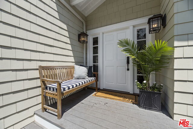 Foto del edificio - 2210 N Beverly Glen Pl