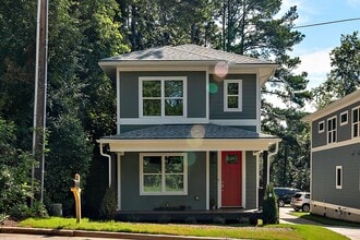 Building Photo - 1721 Crest Rd