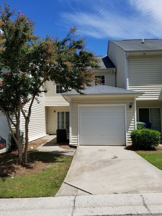 Building Photo - Spacious townhome in Atlanta