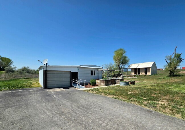 Foto del edificio - 3 Bed, 1.5 Bath Country-Home on 5 Acres