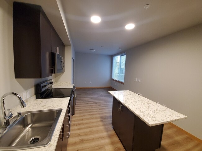 Building Photo - The Grand on Broadway