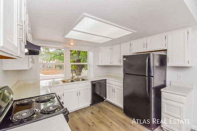 Foto del edificio - 8560 Ilex Dr