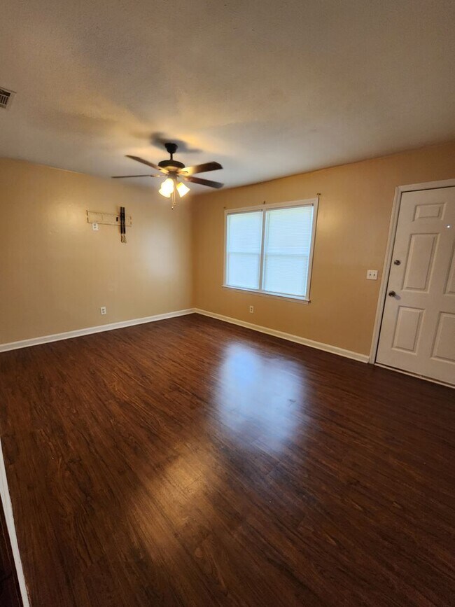 Foto del edificio - BEAUTIFUL 3 BEDROOM 2 BATHROOM HOUSE IN CO...