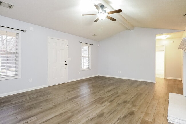 Foto del edificio - 335 Cattlemans Cir