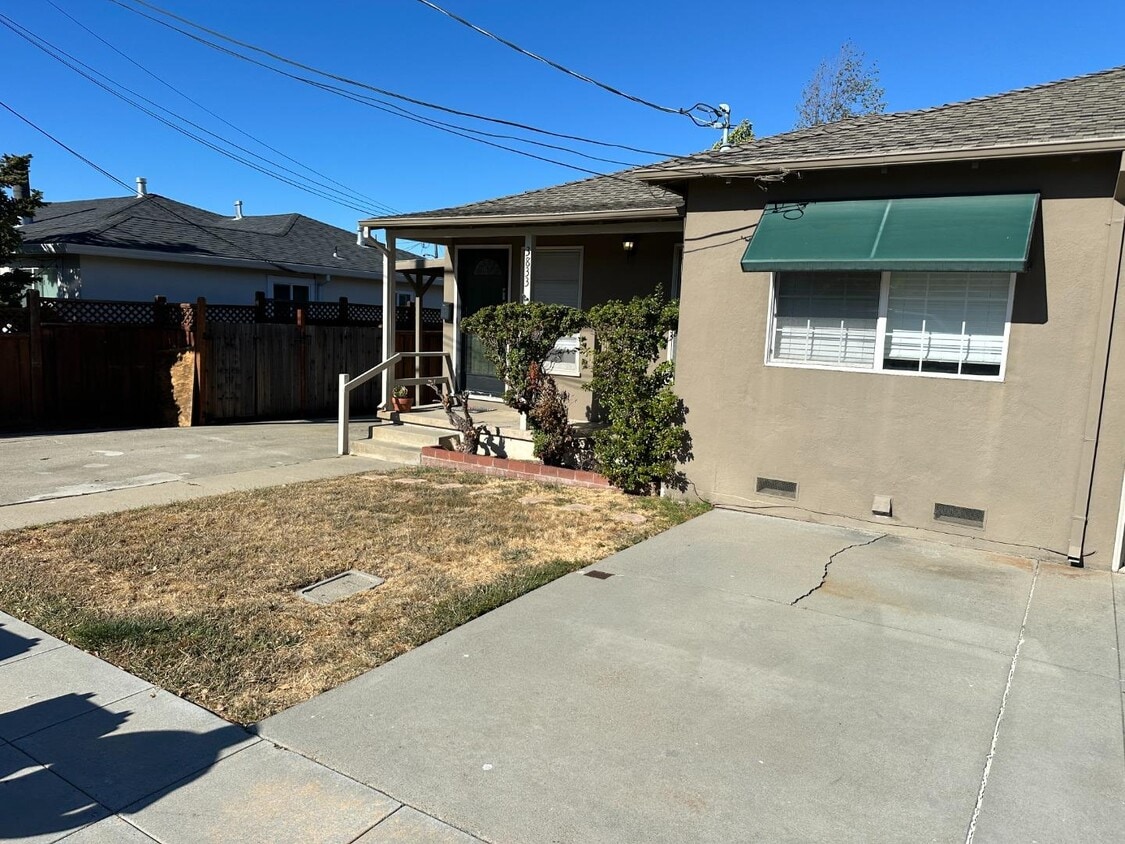Primary Photo - 3833 Donner St