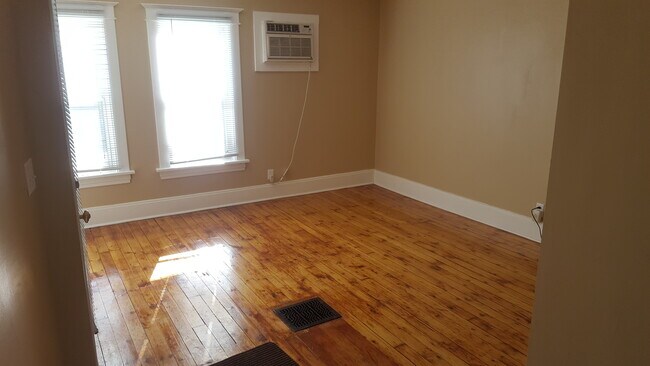 Foto del edificio - 521 Burbank Ave