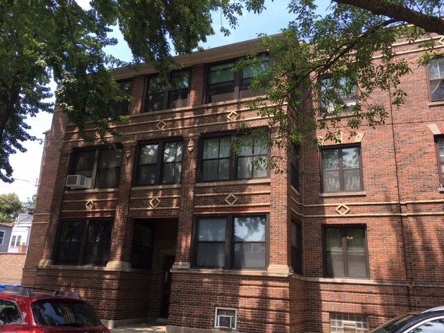 Primary Photo - 2204 W Berteau Ave