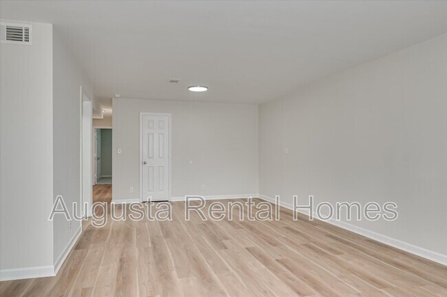 Building Photo - 40 Conifer Ct