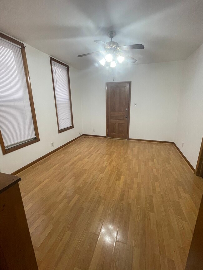 3153 S Emerald Ave Unit 2 Rear, Chicago, IL 60616 Apartments in