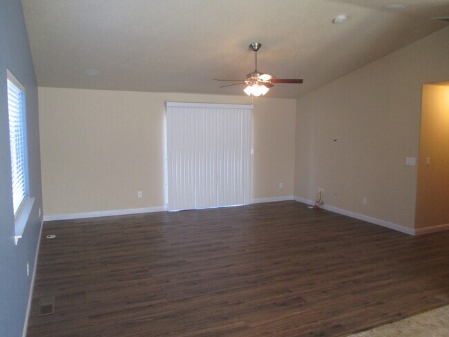 Building Photo - Large Three Bedroom Home in Stayton