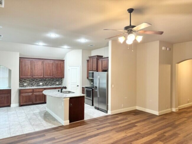 Foto del edificio - LUXURY STARTS HERE**** 5 BEDROOM IN HAGAN HILL SUBDIVISION****