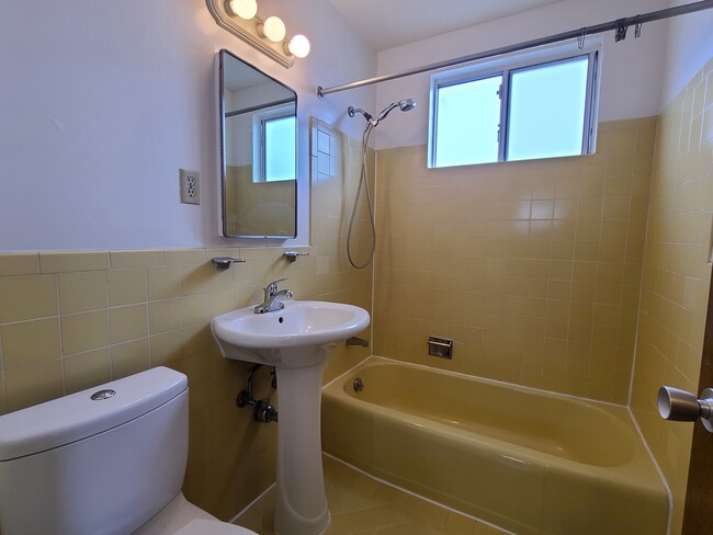 Building Photo - 1455 Filbert St #303