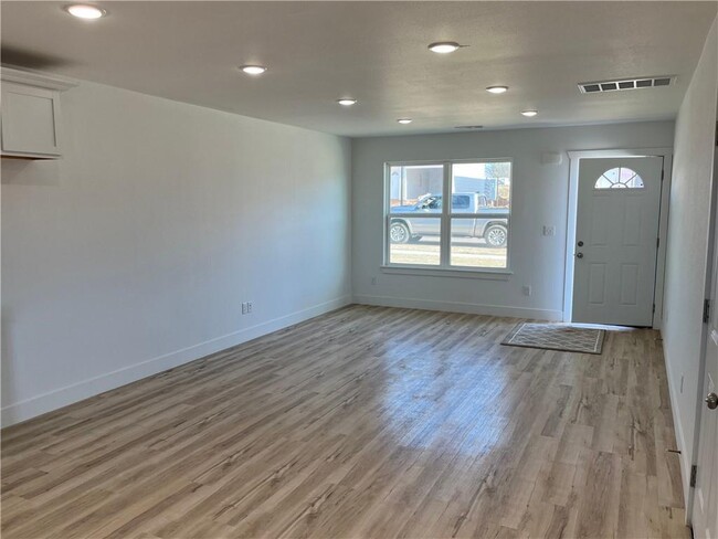 Building Photo - 1215 Nedra Dr
