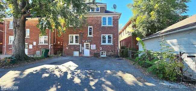 Building Photo - 914 Beaconsfield Ave