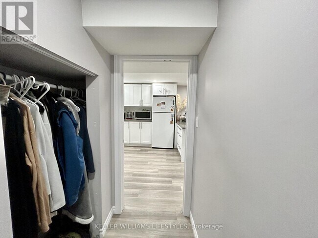 Photo du bâtiment - 18 Queenston Crescent