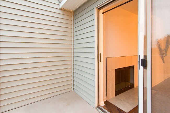 Building Photo - Great Apt for Rent