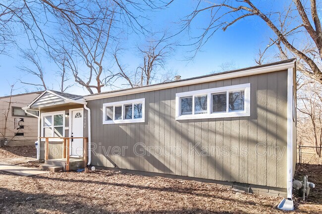 Building Photo - 14904 Bellaire Ave