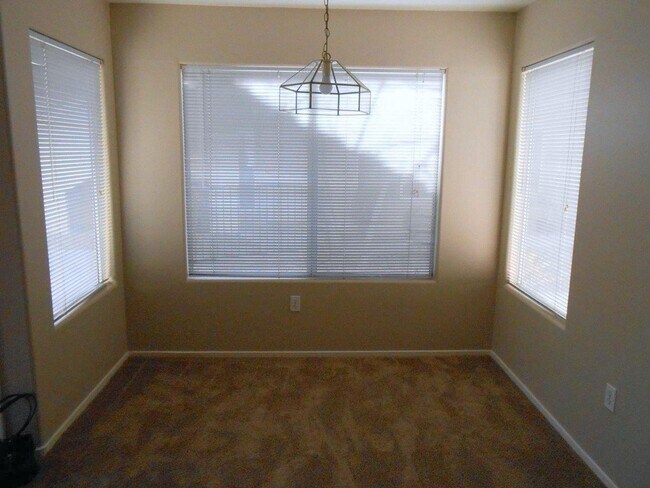 Building Photo - Spacious 2 Bedroom Condo in Gated Community