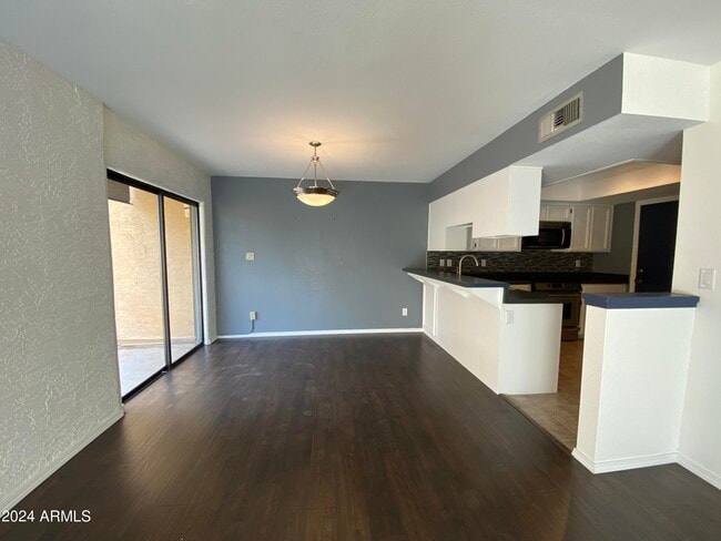 Building Photo - 821 E Redondo Dr