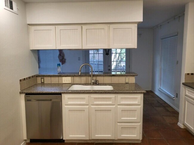 Foto del edificio - 8136 Ceberry Dr