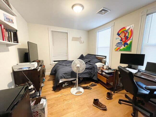 Foto del edificio - Beautiful 6 Bed Condo Style Apartment Available 9/1/26