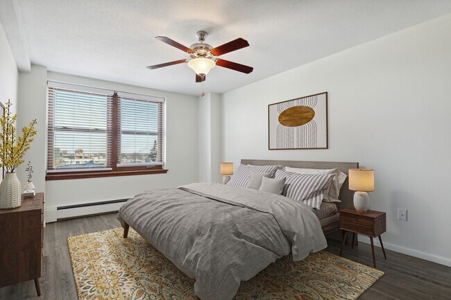Adéntrese en la elegante comodidad de Central Lakes of Uptown, donde las amplias habitaciones y el diseño moderno crean un refugio de tranquilidad. Disfrute de vistas impresionantes y comodidades contemporáneas pensadas para su estilo de vida. ¡Programe una visita hoy mismo! - The Shores