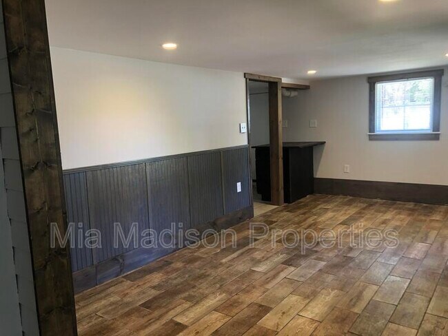 Building Photo - 2403 Bolling St