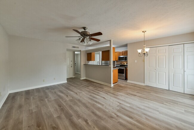 Foto del edificio - 7024 Greenview Cir S