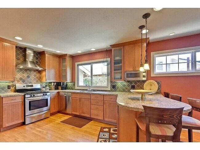 Foto del edificio - Beautifully Updated 3 Bedroom 2 Bath Home ...