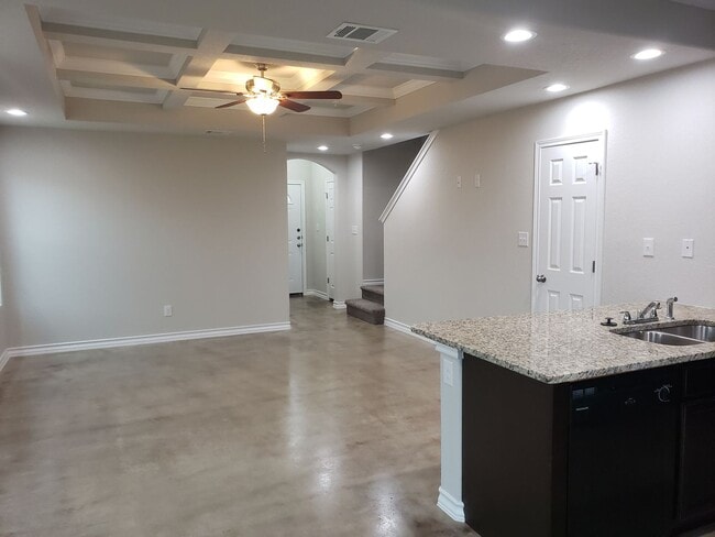 Building Photo - Town home for rent