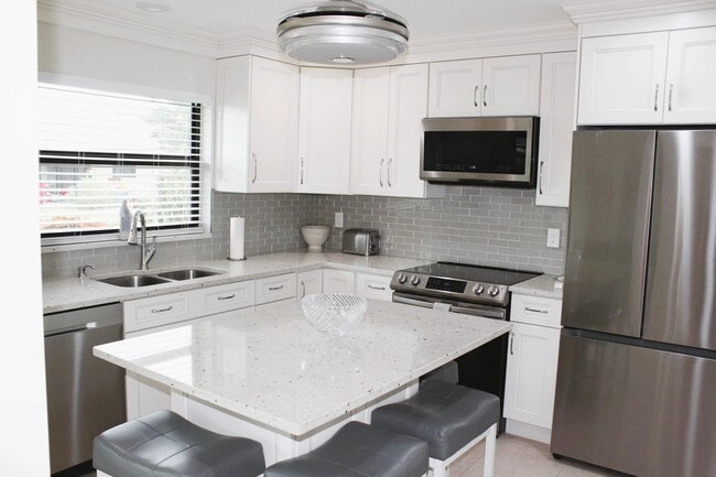 Building Photo - 4595 Laurel Tree Rd