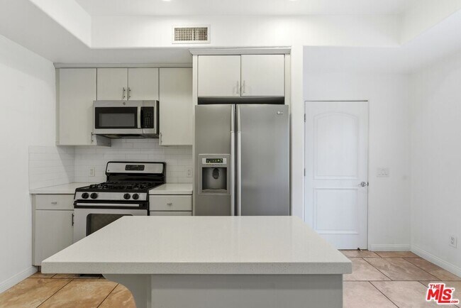 Foto del edificio - 851 N San Vicente Blvd