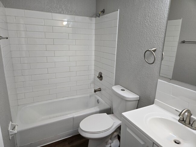 Building Photo - 931 SW Kingscross Rd