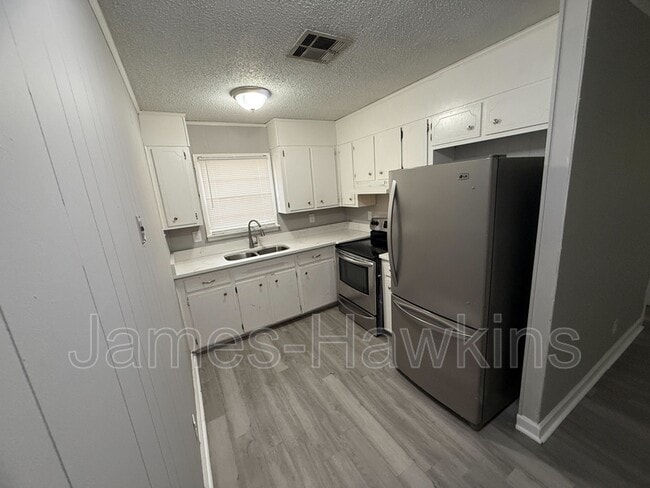 Building Photo - 6160 Hinchcliff Rd