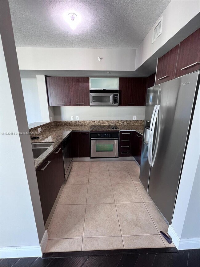 Foto del edificio - 9066 SW 73rd Ct