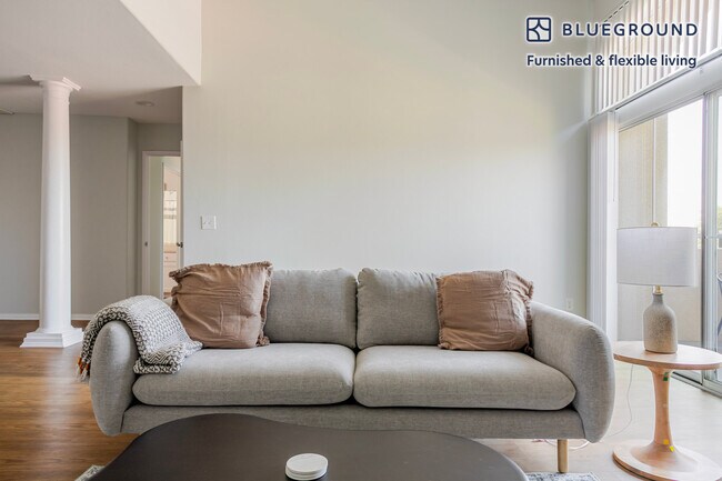 Foto del edificio - 2225 S Beverly Glen Blvd