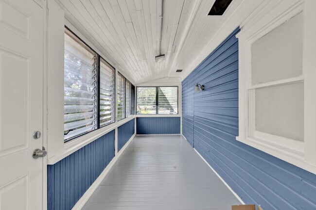 Building Photo - Beautifully renovated 3-bedroom, 2-bathroom upstairs apartment in the heart of historic Eustis!