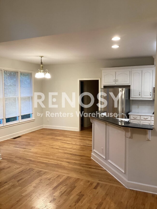 Building Photo - 755 Milton Oaks Dr