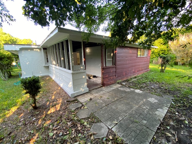 Building Photo - 977 Flomich St