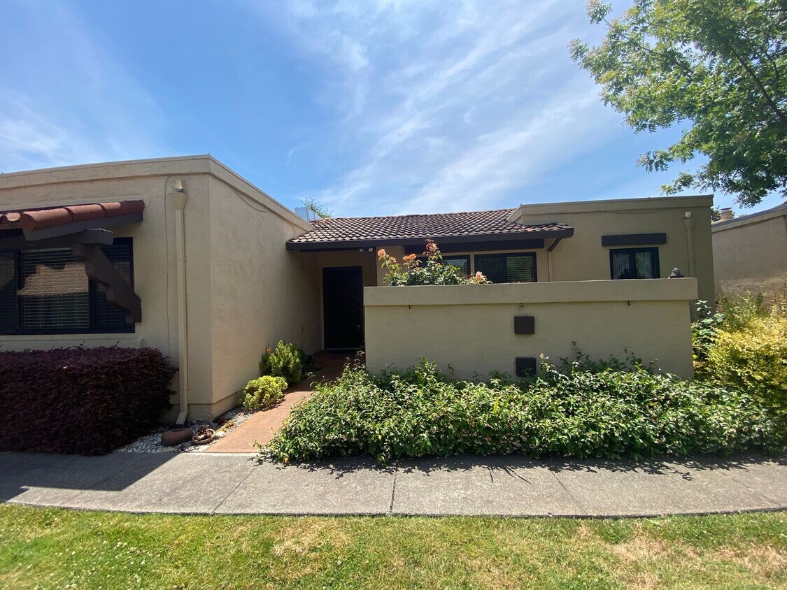 Foto principal - Desirable 2bd/ 1.5ba Condo in Sonoma!