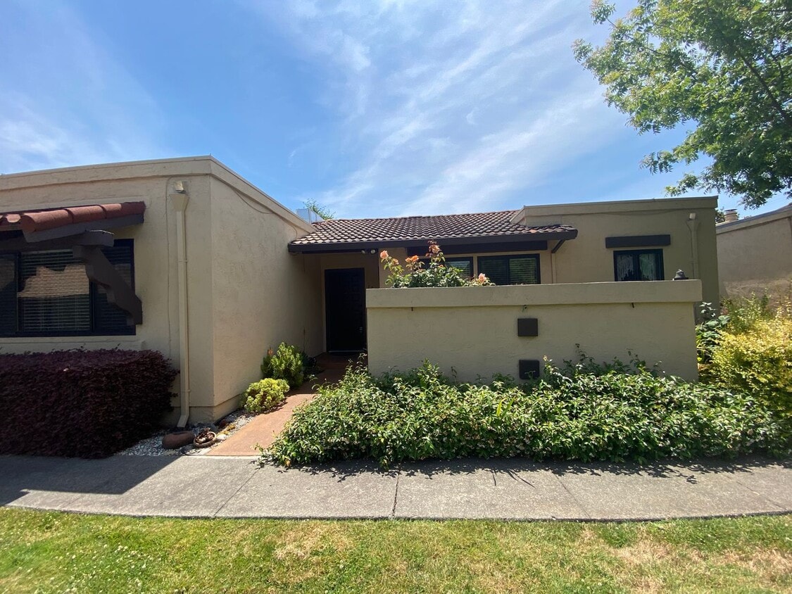 Primary Photo - Desirable 2bd/ 1.5ba Condo in Sonoma!