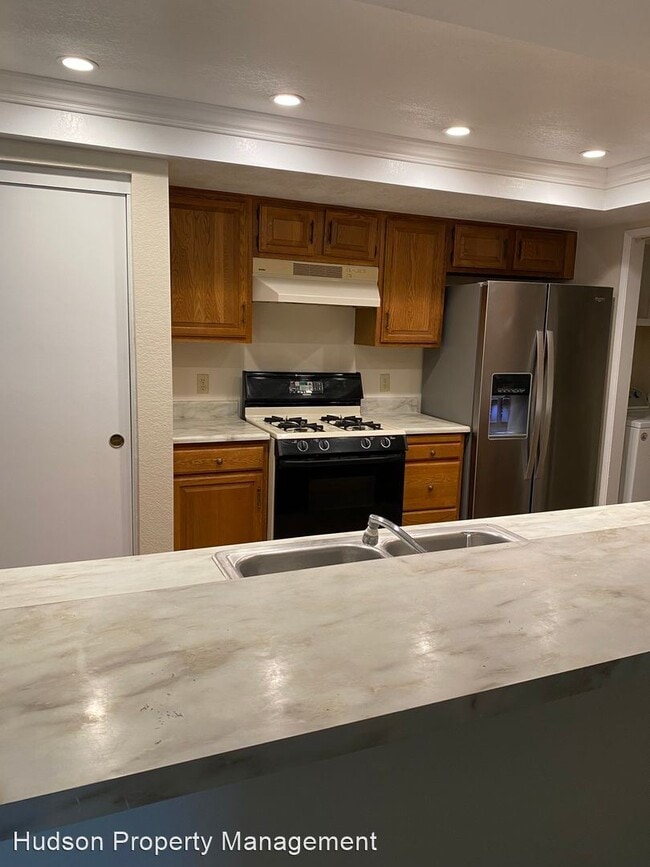 Building Photo - 3 br, 2 bath House - 254 E. Fern Ave. # 211