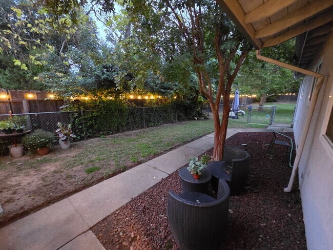 Building Photo - 3 bed 1 bath Duplex with garage and private yard