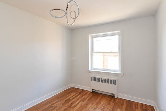Building Photo - 2735 W Berwyn Ave