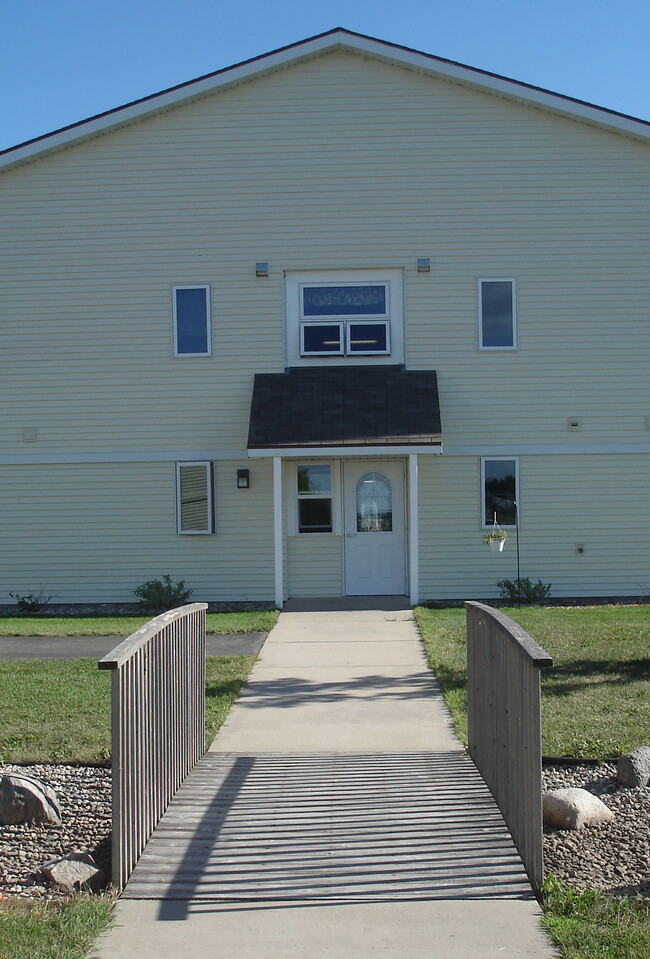 Exterior de la mansión comunitaria Osakis - Osakis Community Manor
