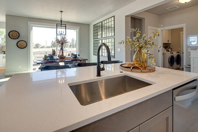 Building Photo - Luxurious 3 Bed, 3 Bath Home, Prime Locati...