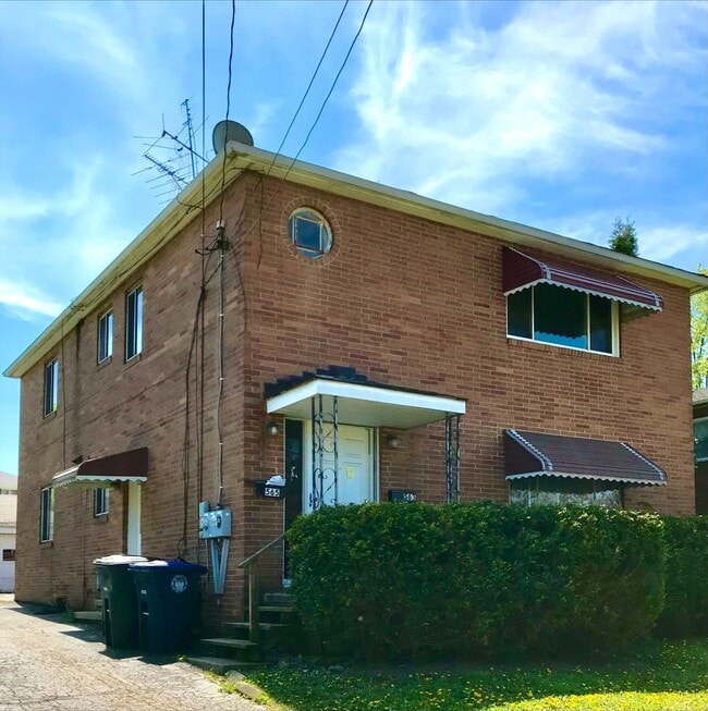 Building Photo - 565 Treeside Dr