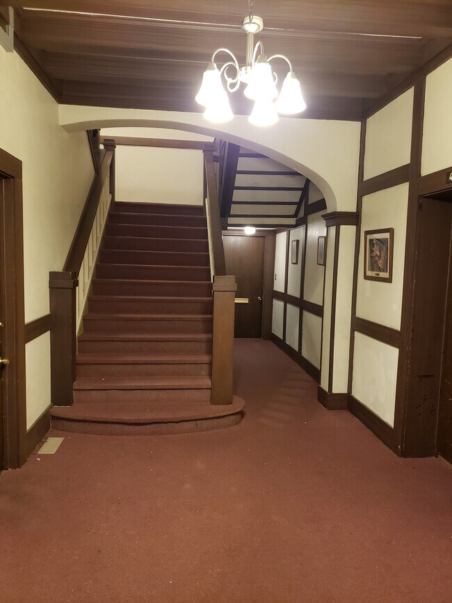 Building Photo - 500 Oakhurst Dr