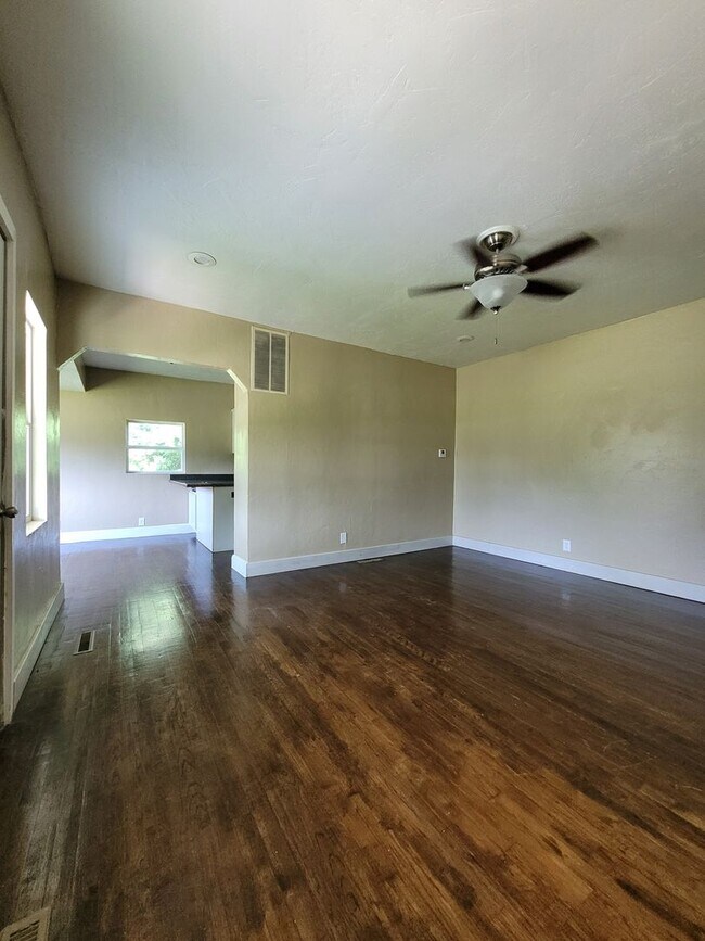 Building Photo - Available Now! 3 Bedroom 1 Bath house!